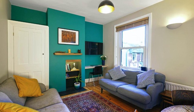 Calm 1 Bed Apartment with Parking in Winchester by At Hem