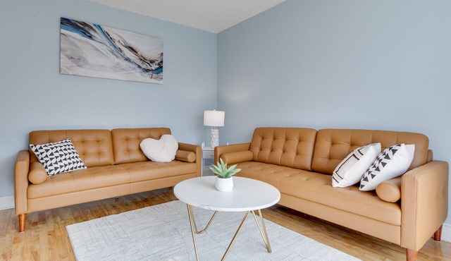 Calm 4BR Retreat A/C & Parking 15 min drive DT MTL