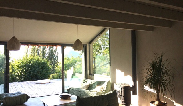 CALM AND BRIGHT HOUSE, OPEN TO NATURE WITH JACUZZI