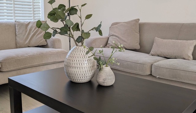 Calm & contemporary 2 bed house with park view