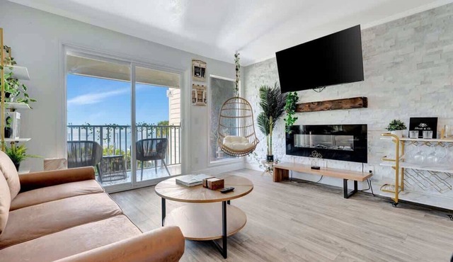 Calm Interior & Luxury Finishes | Waterfront Condo