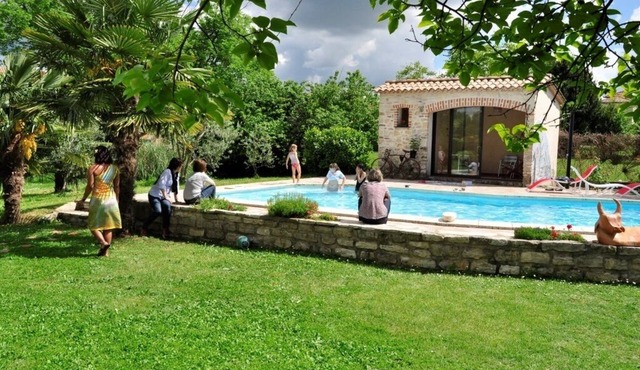 Calm, near the center, modern apartment in an old magnanery any comfort for 4