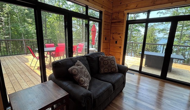 Calm & Relaxing Lakehouse, Renovated to new cottage on Sharbot Lake