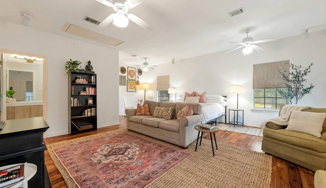 Calm & serene, private upstairs 550 sq foot studio, stunning sunrise + sunsets!