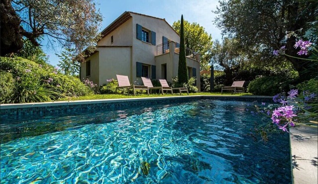 Calm villa with swimming pool & garden, within easy walking distance to village