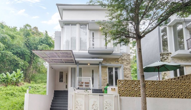 Calma Edelweiss Villa Lawang Malang