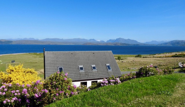 CALMDALE, pet friendly, with open fire in Poolewe