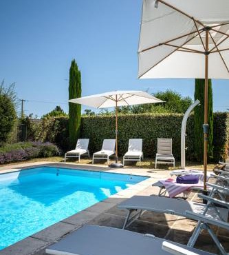 Calme et confort en Charente , Gîte Les Vignes avec piscine