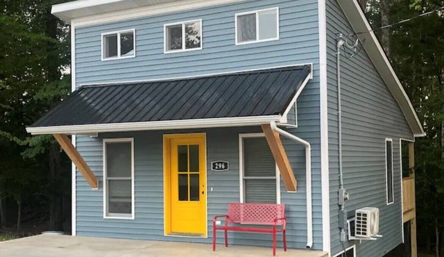 Calming 1-bedroom yellow door house close to lake with Wi-Fi, AC