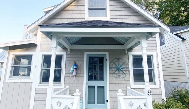 Calming Bayside Cottage with Water Views