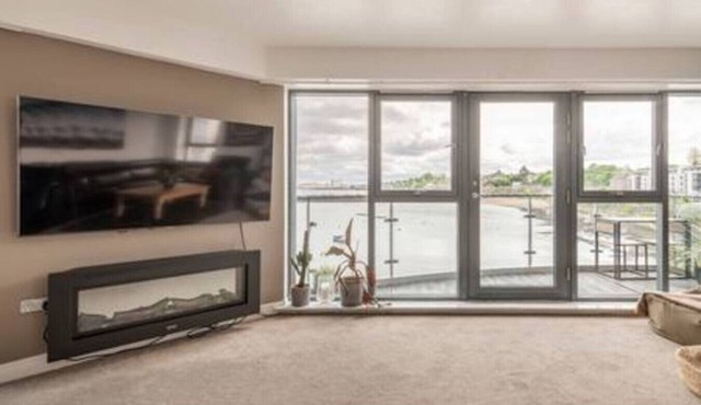 Calming Sea View City Apartment