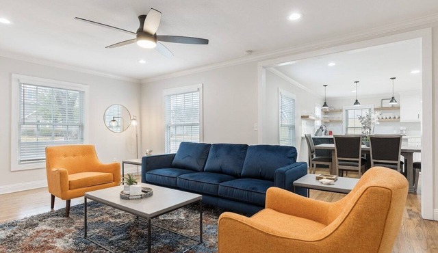 Calmont Urban Farmhouse: 4-Bedroom Stylish Stay