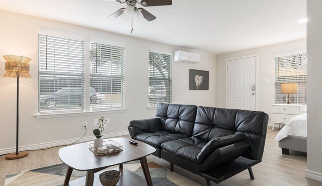 Calmont Urban Guest Farmhouse: 1-Bedroom Hideaway