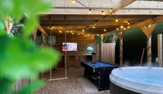 Calon Glamping Pod With Pond Views