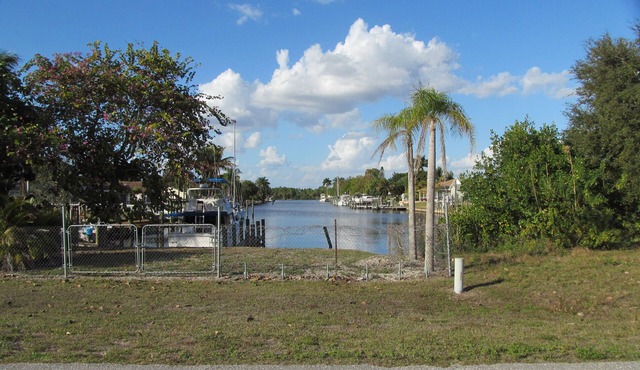 Caloosahatchee Boaters: Tropical Bungalow with Water View