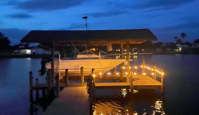 Caloosahatchee River house with stunning water views, minutes to beaches.
