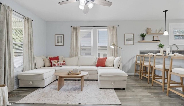 Cal’s Place/CLEAN Pet-Friendly Home , Near UT & Airport w/Large Fenced Yard.