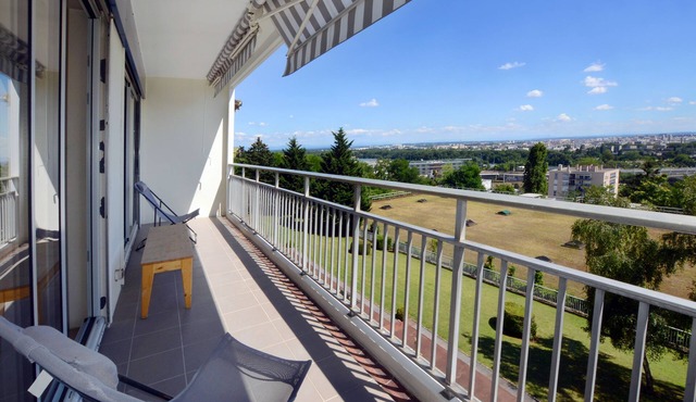 Caluire limit Lyon 6: 90 m², 2 bedrooms with stunning views, parking, swimming pool, tennis