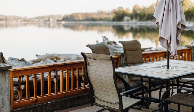 Camano Island Retreat - Right on Sandy Beach