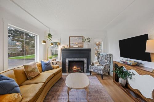 Camas Getaway Near Downtown Big Windows