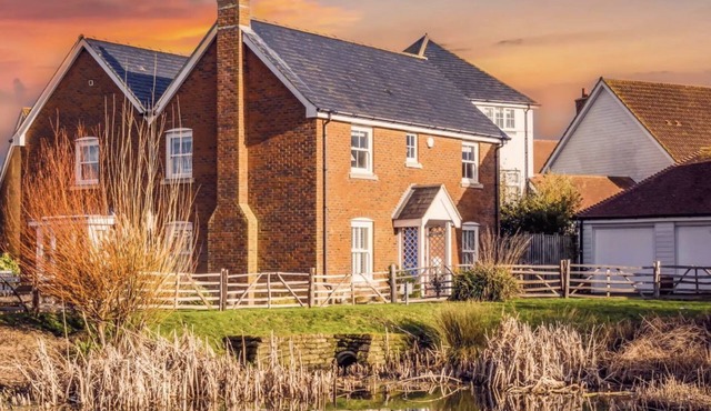 Camber Beach House - a cottage that sleeps 6 guests in 3 bedrooms