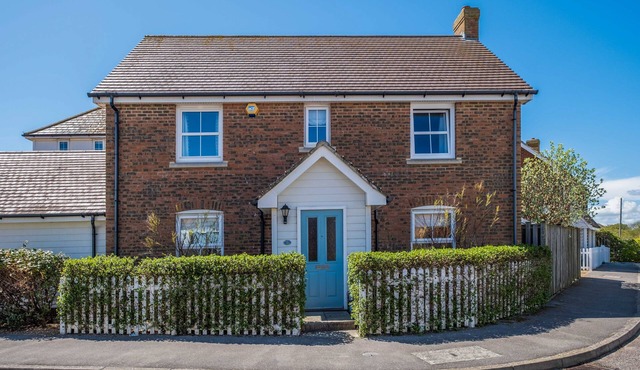 Camber Cottage - a cottage that sleeps 8 guests in 4 bedrooms