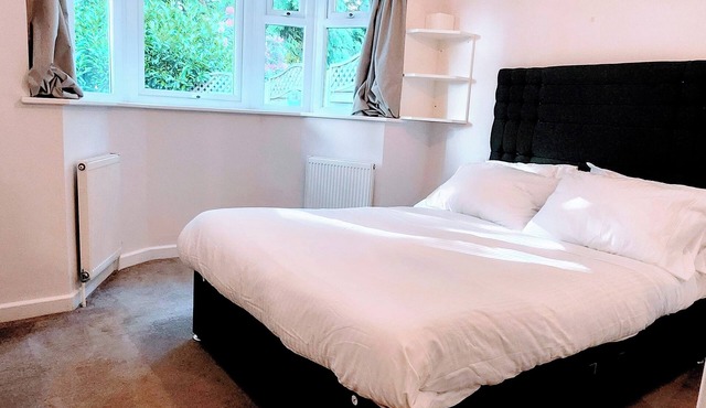 Camberley - 1-Bed Annex - Sleeps 2 - Garden