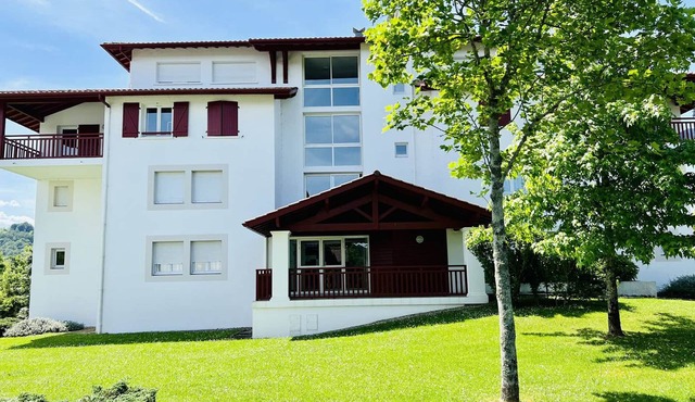 Cambo-les-Bains, T2 with terrace, private parking, for 2 people