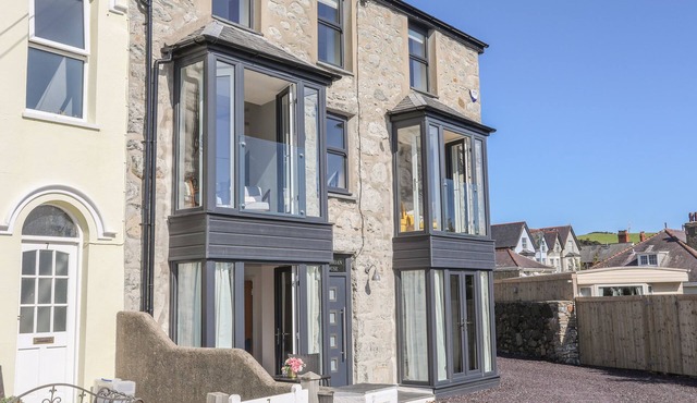 CAMBRIAN HOUSE, pet friendly, country holiday cottage in Criccieth