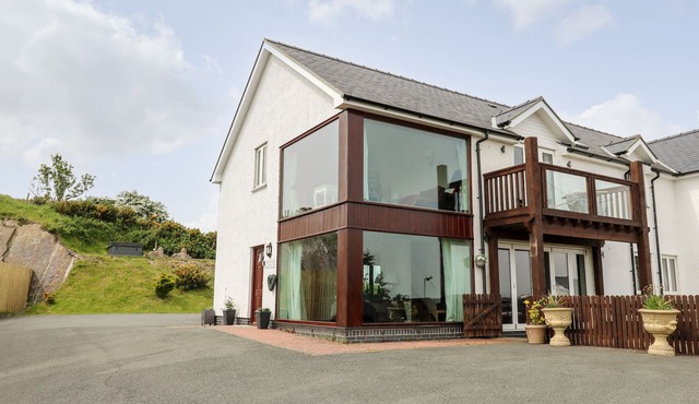 CAMBRIAN VIEW, pet friendly, character holiday cottage in Aberystwyth