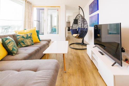 Cambridge 3-Bedroom Getaway with Skyline Views, Balcony & Free Parking