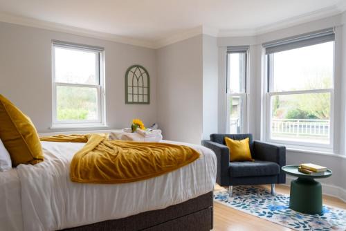 Cambridge 6-Bedroom Riverside Home with Free Parking