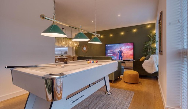 Cambridge - hot tub, sauna, parking, pool table