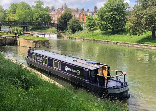 Cambridge Narrowboats - Beautiful New Moon Narrowboat