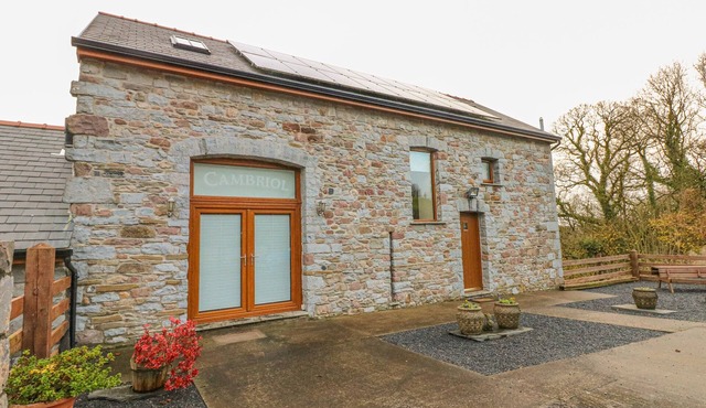 CAMBRIOL, family friendly, character holiday cottage in Llangyndeyrn