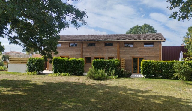 Camellia, cosy gîte, private terrace, shared pool heated to 28°.