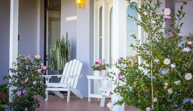 Camellia Cottage - Beautiful 3 bedroom cottage with gorgeous gardens - stroll to local cafes!