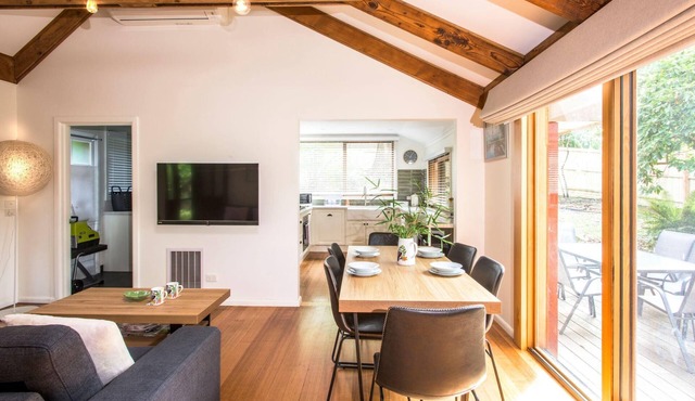 Camellia Cottage - In the heart of picturesque Olinda (only 45 min from Melbourne CBD) is this little hideaway.