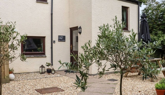 CAMELLIA COTTAGE, pet friendly, with a garden in Lanlivery, Cornwall