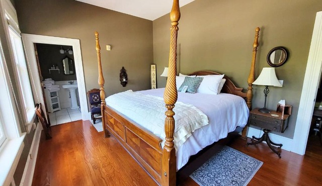 Camellia Rose Inn- King Room Southern Charm