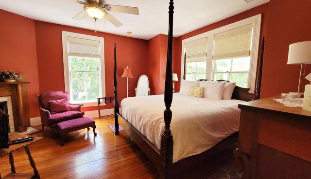 Camellia Rose Inn- Luxury King Room Briar Rose