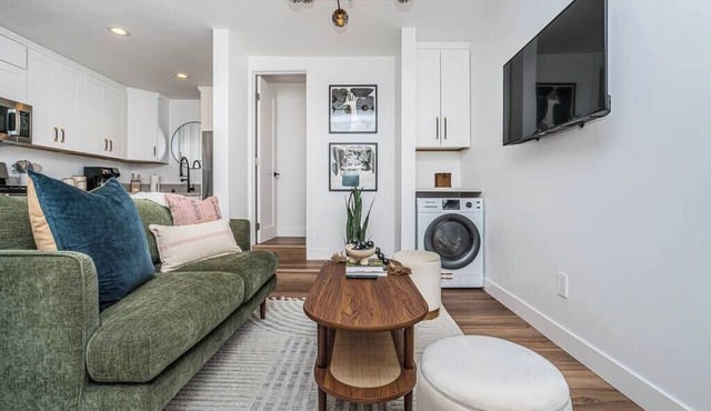 Camellia Suite I Walkable Near Shops + Dining