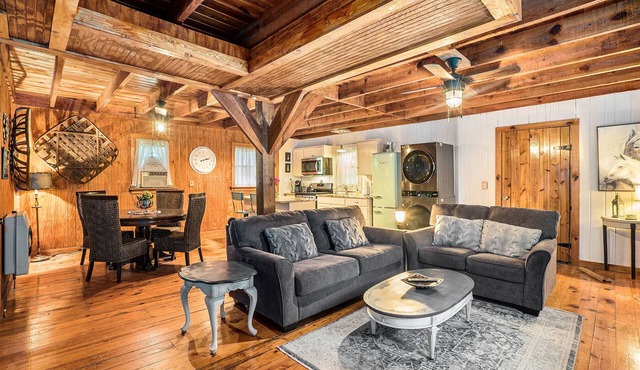 Cameo Cottage- Storybook 2 Bedroom/2 Bath Mountain Getaway