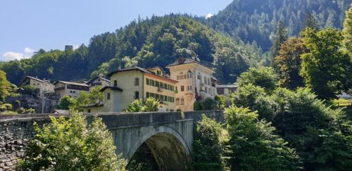 Camera di 50 mq con bagno e grande balcone privato