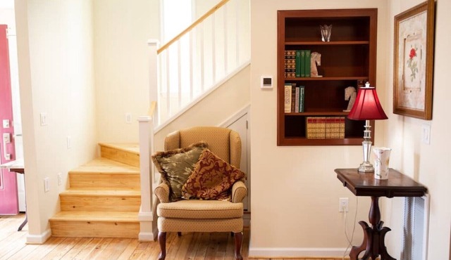 Cameron Charmer pristine downtown apt with double master suites
