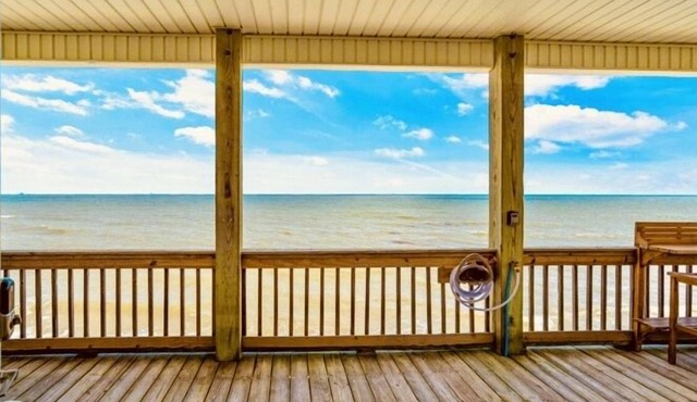 Cameron Oceanf pet friendly home near Holly Beach
