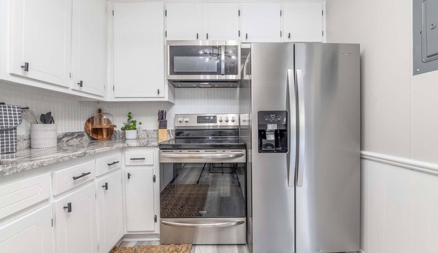 Camille Cottage~ Newly renovated nestled in Lake Bottom at Midtown