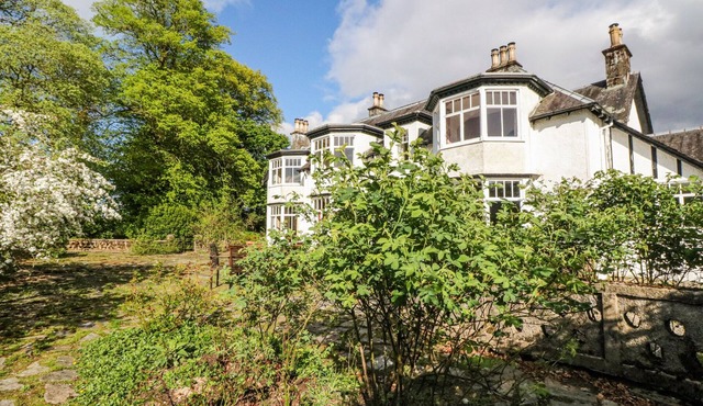 CAMISKY LODGE, pet friendly, character holiday cottage in Caol