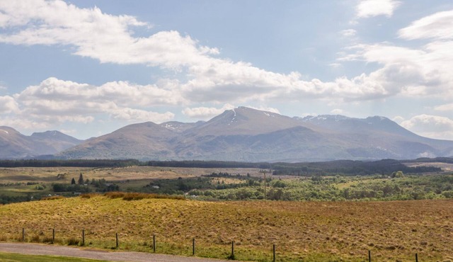 CAMISKY STEADING, pet friendly, with open fire in Fort William