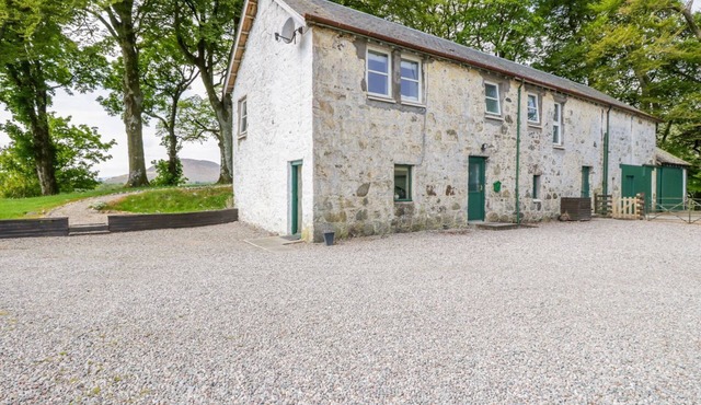 CAMISKY STEADING, pet friendly, with open fire in Fort William